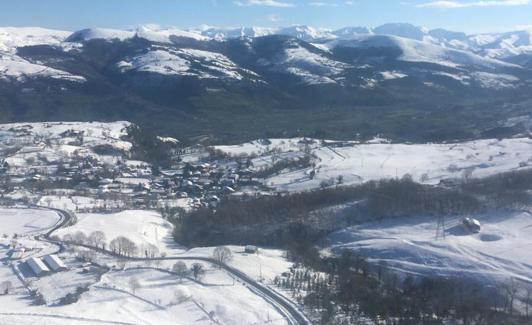 El manto de nieve domina el paisaje de la zona del Asón. 