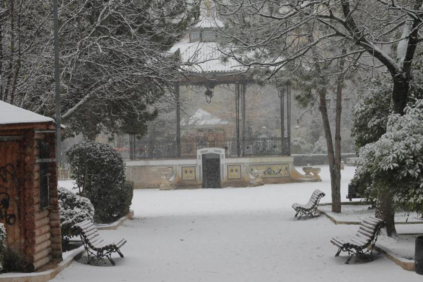 Una gran nevada cae sobre Cuenca, en Castilla-La Mancha.