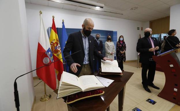 Toma de posesión del nuevo director general de Salud Pública, a la izquierda de la imagen.