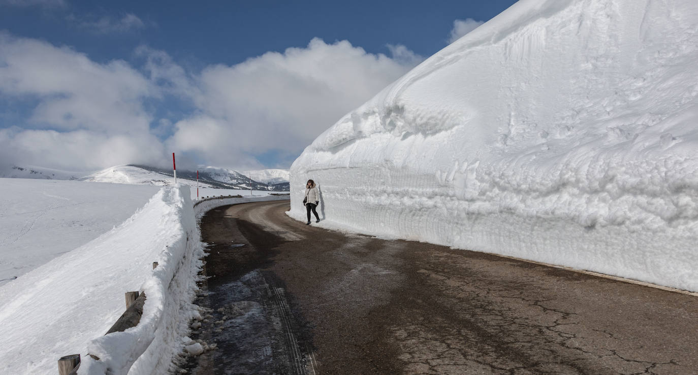 Mayores y niños han disfrutado este viernes de la intensa nevada caía den Palombera 