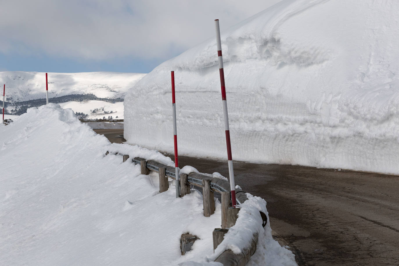 Mayores y niños han disfrutado este viernes de la intensa nevada caía den Palombera 