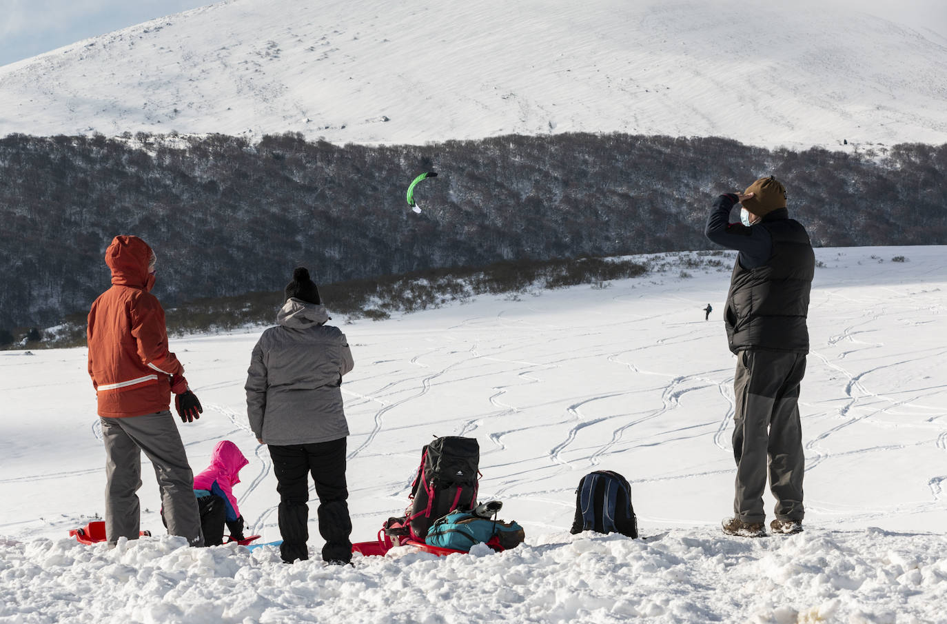 Mayores y niños han disfrutado este viernes de la intensa nevada caía den Palombera 