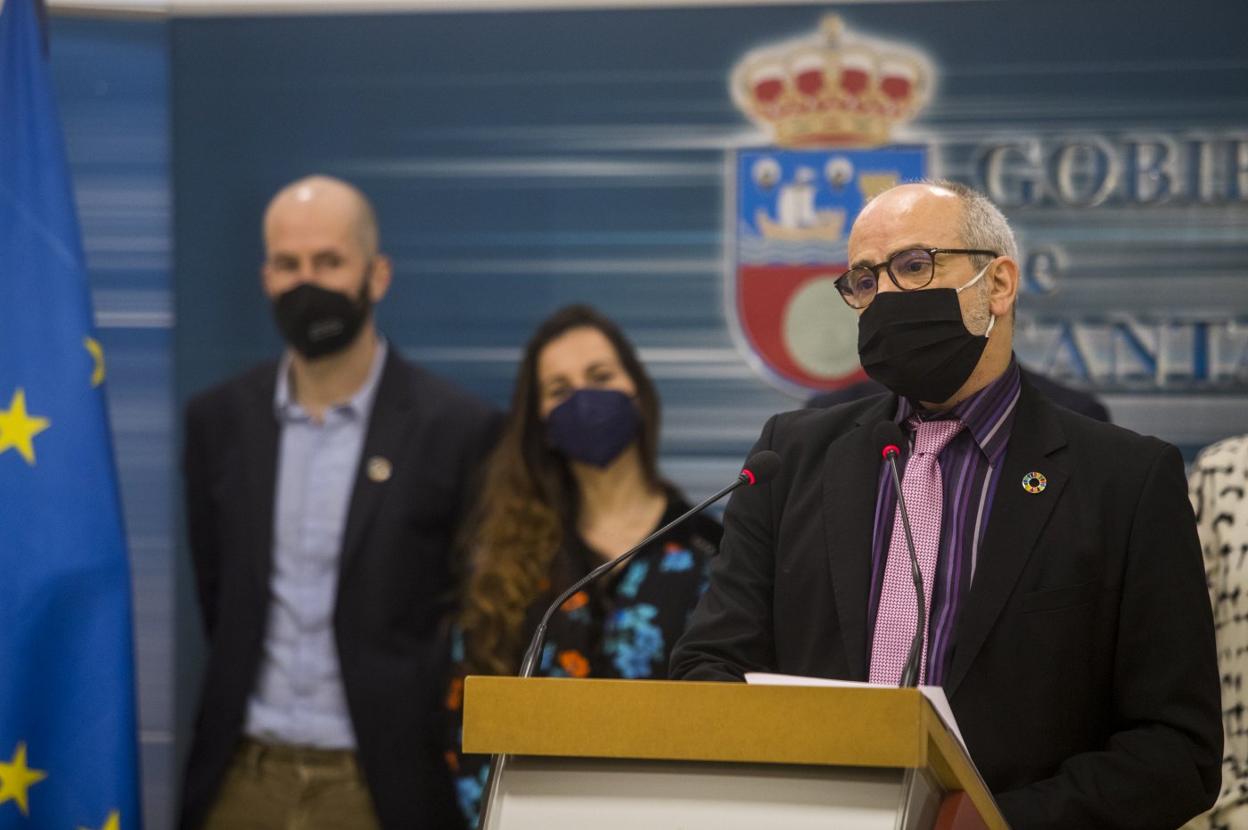 El consejero de Sanidad, ayer, durante la toma de posesión de sus nuevos colaboradores. 