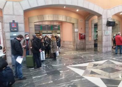 Imagen secundaria 1 - La cancelación de los trenes y aviones con Madrid deja tirados a decenas de pasajeros en Cantabria