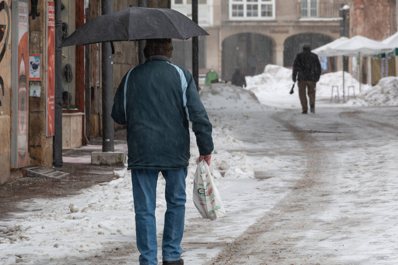 A primera hora de la mañana de este sábado ha vuelto a nevar en Reinosa, cubriendo de nuevo el suelo en aquellas zonas en las que no hay circulación de coches y personas. Cada vez nieva con más intensidad aunque los copos son pequeños y sigue haciendo bastante frío. Lo peor está llegando esta tarde