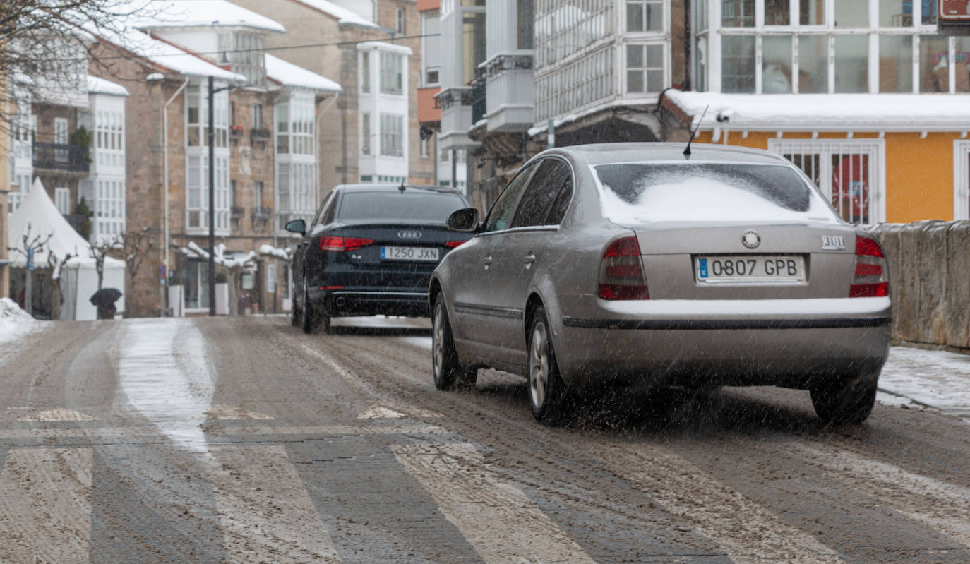 A primera hora de la mañana de este sábado ha vuelto a nevar en Reinosa, cubriendo de nuevo el suelo en aquellas zonas en las que no hay circulación de coches y personas. Cada vez nieva con más intensidad aunque los copos son pequeños y sigue haciendo bastante frío. Lo peor está llegando esta tarde