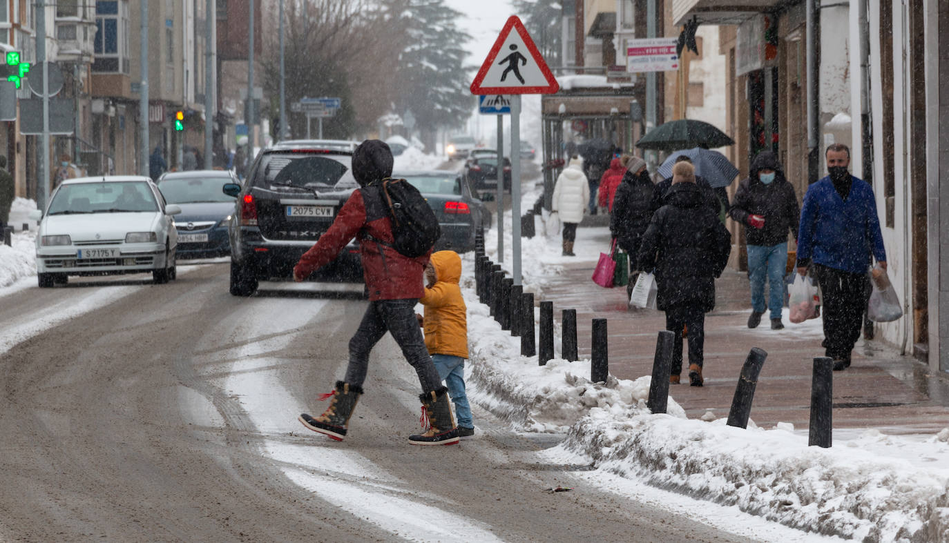 A primera hora de la mañana de este sábado ha vuelto a nevar en Reinosa, cubriendo de nuevo el suelo en aquellas zonas en las que no hay circulación de coches y personas. Cada vez nieva con más intensidad aunque los copos son pequeños y sigue haciendo bastante frío. Lo peor está llegando esta tarde