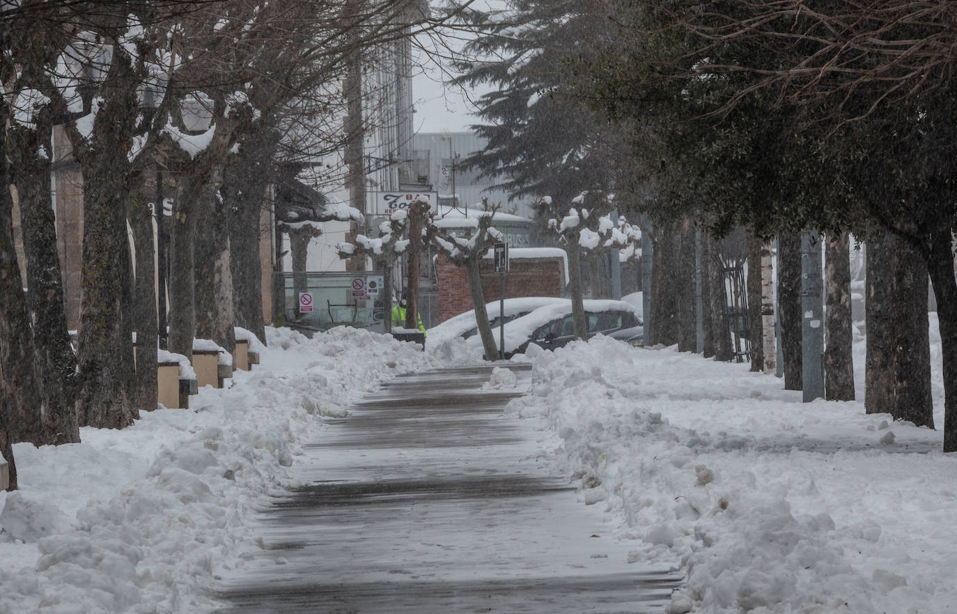 A primera hora de la mañana de este sábado ha vuelto a nevar en Reinosa, cubriendo de nuevo el suelo en aquellas zonas en las que no hay circulación de coches y personas. Cada vez nieva con más intensidad aunque los copos son pequeños y sigue haciendo bastante frío. Lo peor está llegando esta tarde