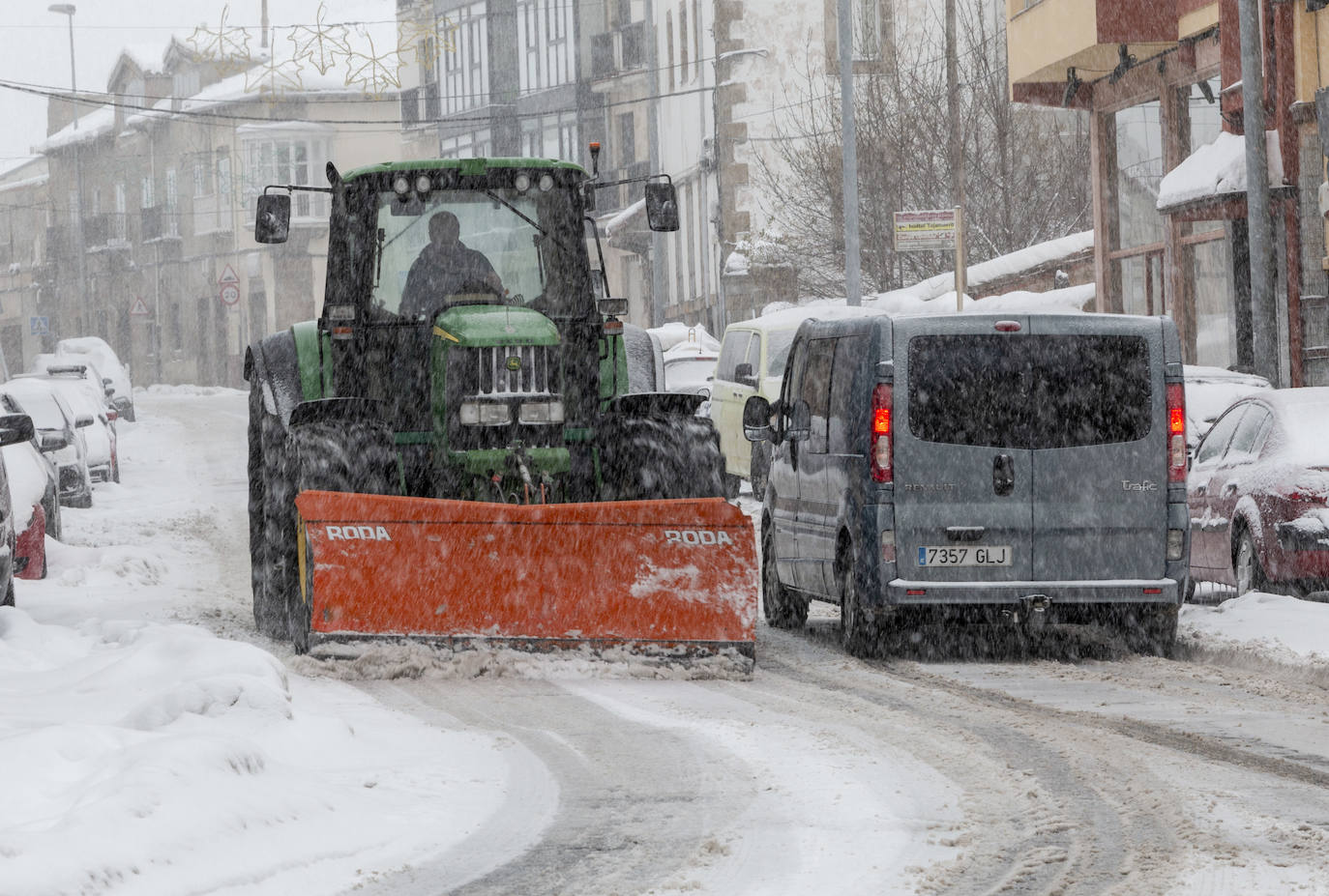 A primera hora de la mañana de este sábado ha vuelto a nevar en Reinosa, cubriendo de nuevo el suelo en aquellas zonas en las que no hay circulación de coches y personas. Cada vez nieva con más intensidad aunque los copos son pequeños y sigue haciendo bastante frío. Lo peor está llegando esta tarde