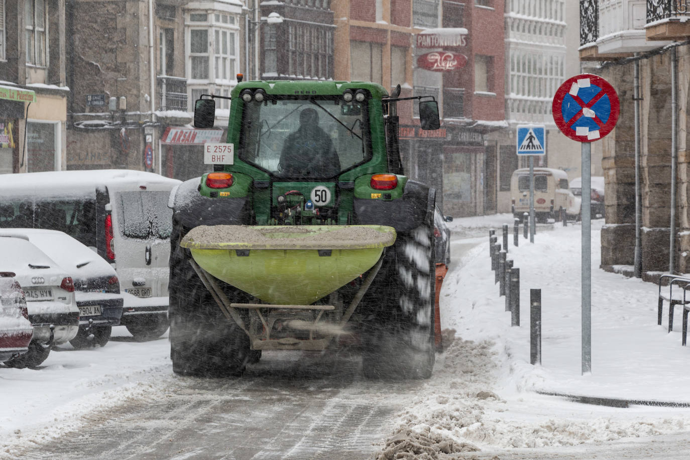 A primera hora de la mañana de este sábado ha vuelto a nevar en Reinosa, cubriendo de nuevo el suelo en aquellas zonas en las que no hay circulación de coches y personas. Cada vez nieva con más intensidad aunque los copos son pequeños y sigue haciendo bastante frío. Lo peor está llegando esta tarde