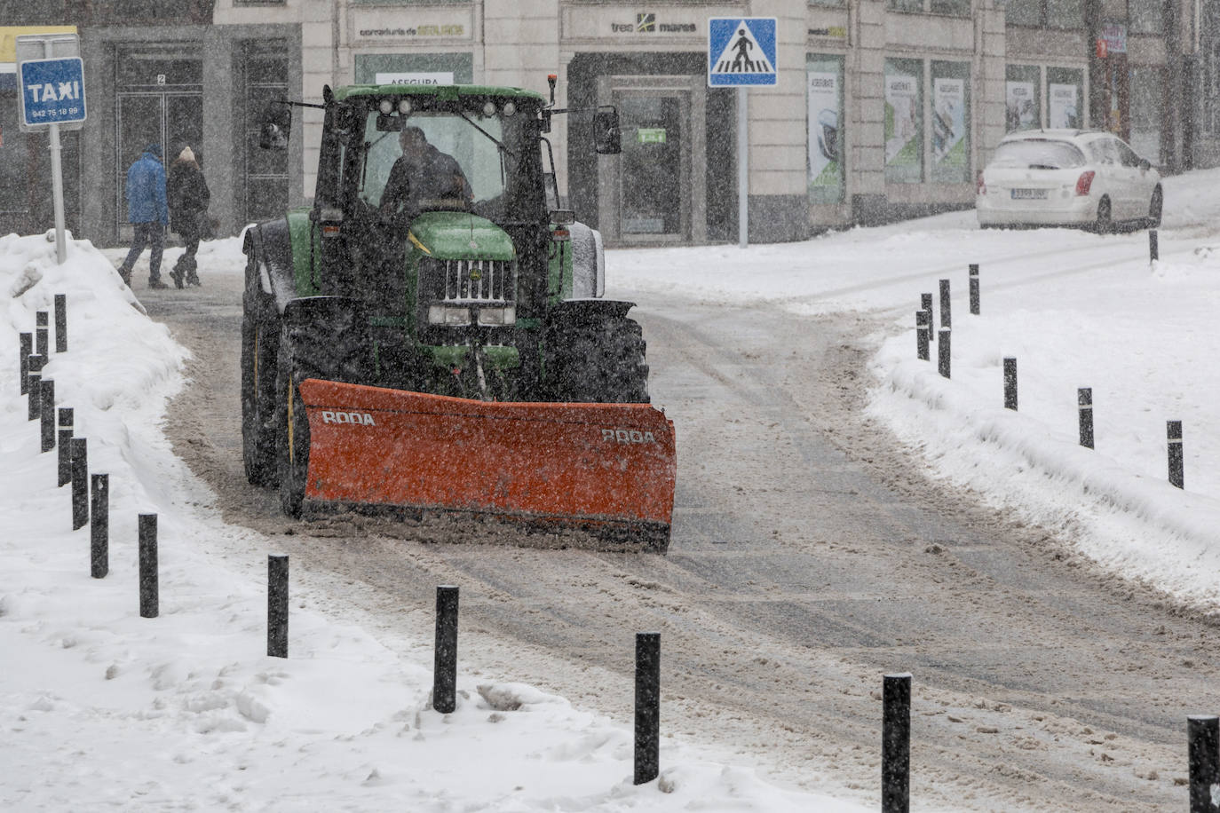 A primera hora de la mañana de este sábado ha vuelto a nevar en Reinosa, cubriendo de nuevo el suelo en aquellas zonas en las que no hay circulación de coches y personas. Cada vez nieva con más intensidad aunque los copos son pequeños y sigue haciendo bastante frío. Lo peor está llegando esta tarde