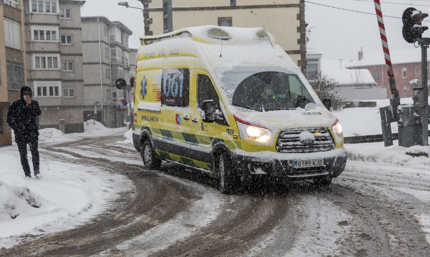 A primera hora de la mañana de este sábado ha vuelto a nevar en Reinosa, cubriendo de nuevo el suelo en aquellas zonas en las que no hay circulación de coches y personas. Cada vez nieva con más intensidad aunque los copos son pequeños y sigue haciendo bastante frío. Lo peor está llegando esta tarde