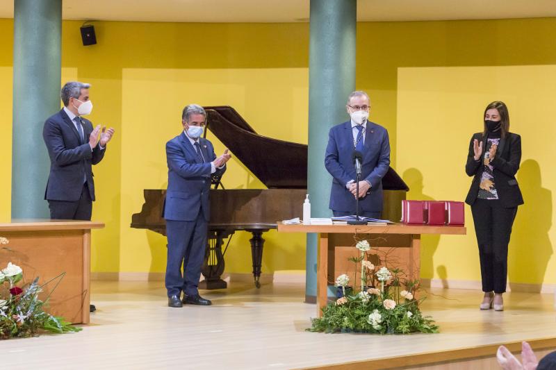 Ángel Pazos ha tomado posesión este sábado como rector de la Universidad de Cantabria (UC), tras su reelección en el cargo del pasado diciembre. En la ceremonia académica, celebrada en el salón de actos de la Facultad de Ciencias Económicas, Empresariales y Derecho, han asumido también sus cargos el resto de miembros del equipo de Gobierno. Han intervenido en el acto el presidente del Gobierno de Cantabria, Miguel Ángel Revilla; el vicepresidente y consejero de Universidades, Igualdad, Cultura y Deporte, Pablo Zuloaga, y la consejera de Presidencia, Interior, Justicia y Acción Exterior, Paula Fernández, y han asistido únicamente los equipos rectorales entrantes y salientes y el personal de asistencia técnica. 