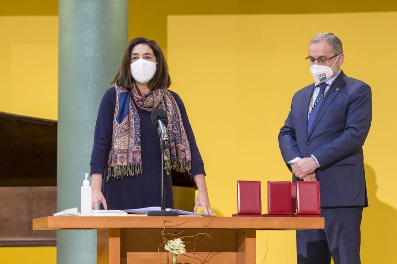 Ángel Pazos ha tomado posesión este sábado como rector de la Universidad de Cantabria (UC), tras su reelección en el cargo del pasado diciembre. En la ceremonia académica, celebrada en el salón de actos de la Facultad de Ciencias Económicas, Empresariales y Derecho, han asumido también sus cargos el resto de miembros del equipo de Gobierno. Han intervenido en el acto el presidente del Gobierno de Cantabria, Miguel Ángel Revilla; el vicepresidente y consejero de Universidades, Igualdad, Cultura y Deporte, Pablo Zuloaga, y la consejera de Presidencia, Interior, Justicia y Acción Exterior, Paula Fernández, y han asistido únicamente los equipos rectorales entrantes y salientes y el personal de asistencia técnica. 