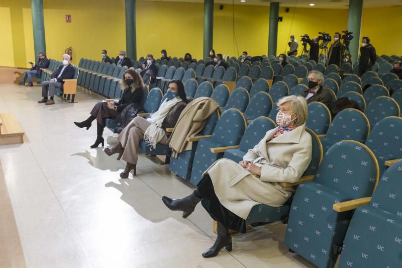 Ángel Pazos ha tomado posesión este sábado como rector de la Universidad de Cantabria (UC), tras su reelección en el cargo del pasado diciembre. En la ceremonia académica, celebrada en el salón de actos de la Facultad de Ciencias Económicas, Empresariales y Derecho, han asumido también sus cargos el resto de miembros del equipo de Gobierno. Han intervenido en el acto el presidente del Gobierno de Cantabria, Miguel Ángel Revilla; el vicepresidente y consejero de Universidades, Igualdad, Cultura y Deporte, Pablo Zuloaga, y la consejera de Presidencia, Interior, Justicia y Acción Exterior, Paula Fernández, y han asistido únicamente los equipos rectorales entrantes y salientes y el personal de asistencia técnica. 