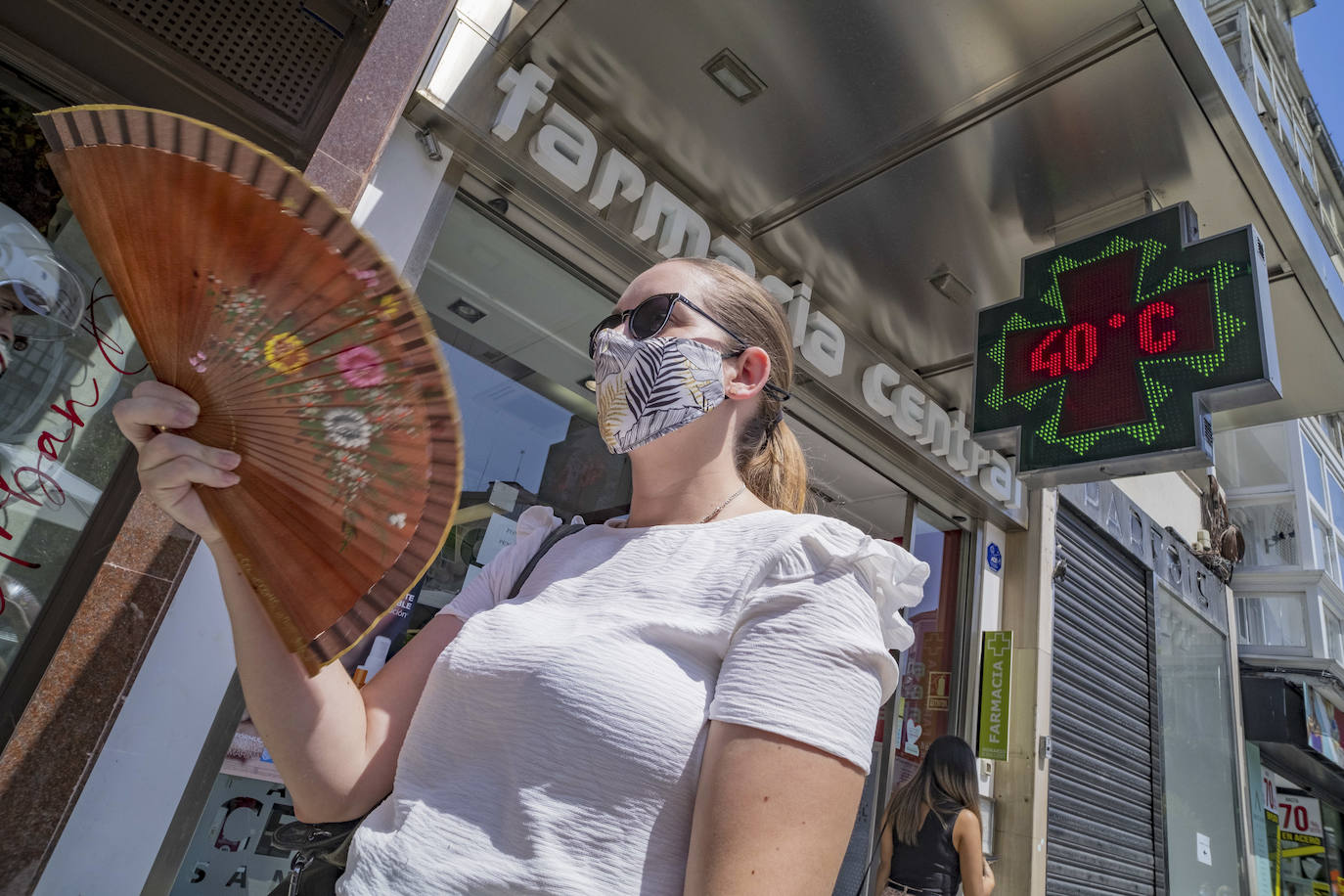  Ola de calor en julio. El termómetro de una céntrica farmacia de Santander marca 40º.