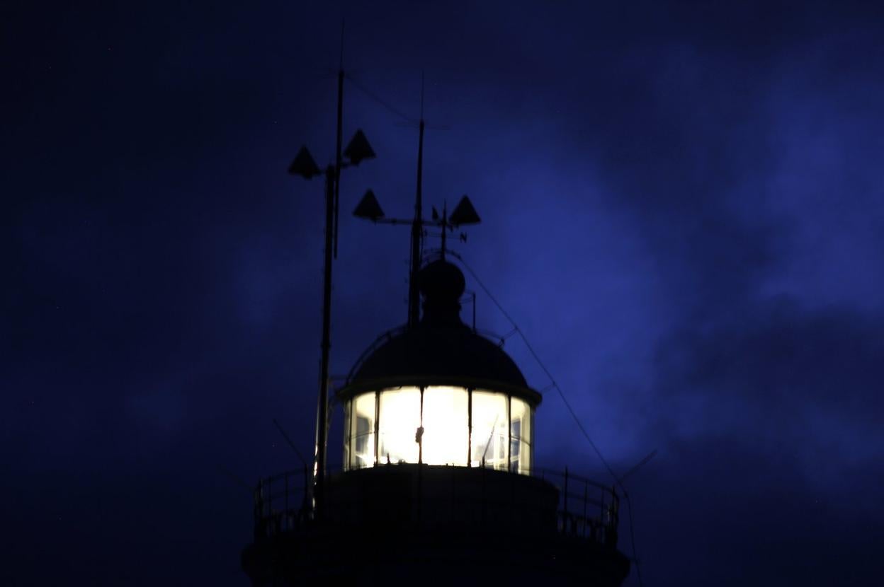 Fotografías de la gran lente del faro, adheridas sobre espejos suspendidos, activarán la experiencia del espectador.