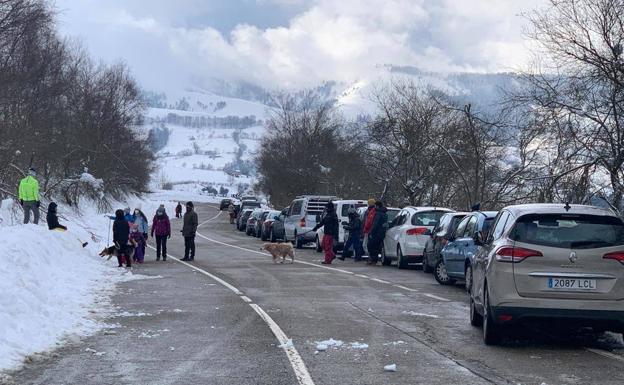 Mucha gente esta mañana disfrutando de la nieve en el Alto del Caracol.