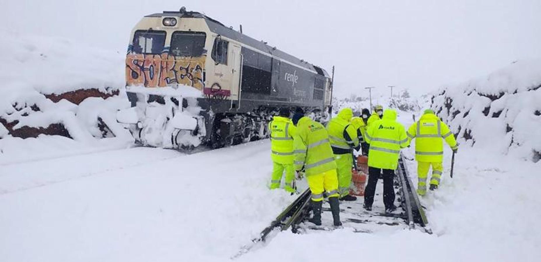 Vista de los trabajos de retirada de la nieve en vías Teruel, tras el paso de la borrasca Filomena