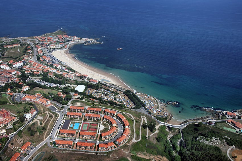 Vista del municipio comillano desde el aire. 