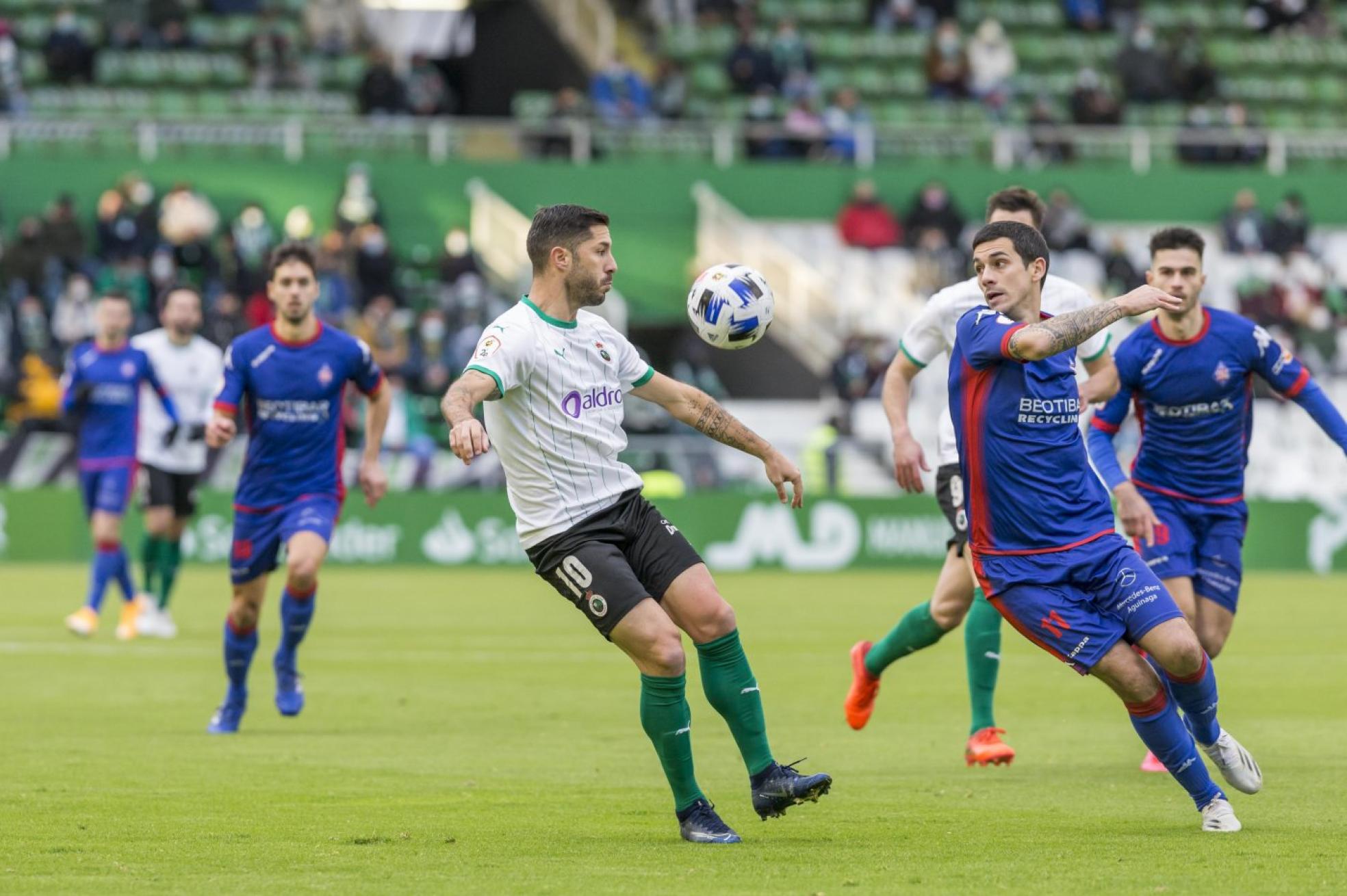 Álvaro Cejudo intenta controlar el balón con Seguín al acecho durante el partido de ayer en El Sardinero