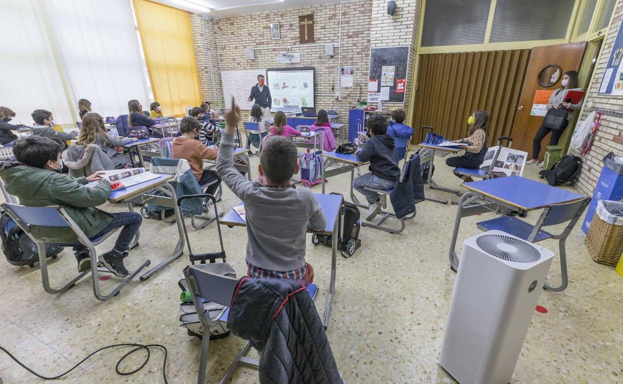 Los estudiantes retoman el curso a la espera de que el aumento de contagios no impacte en las aulas