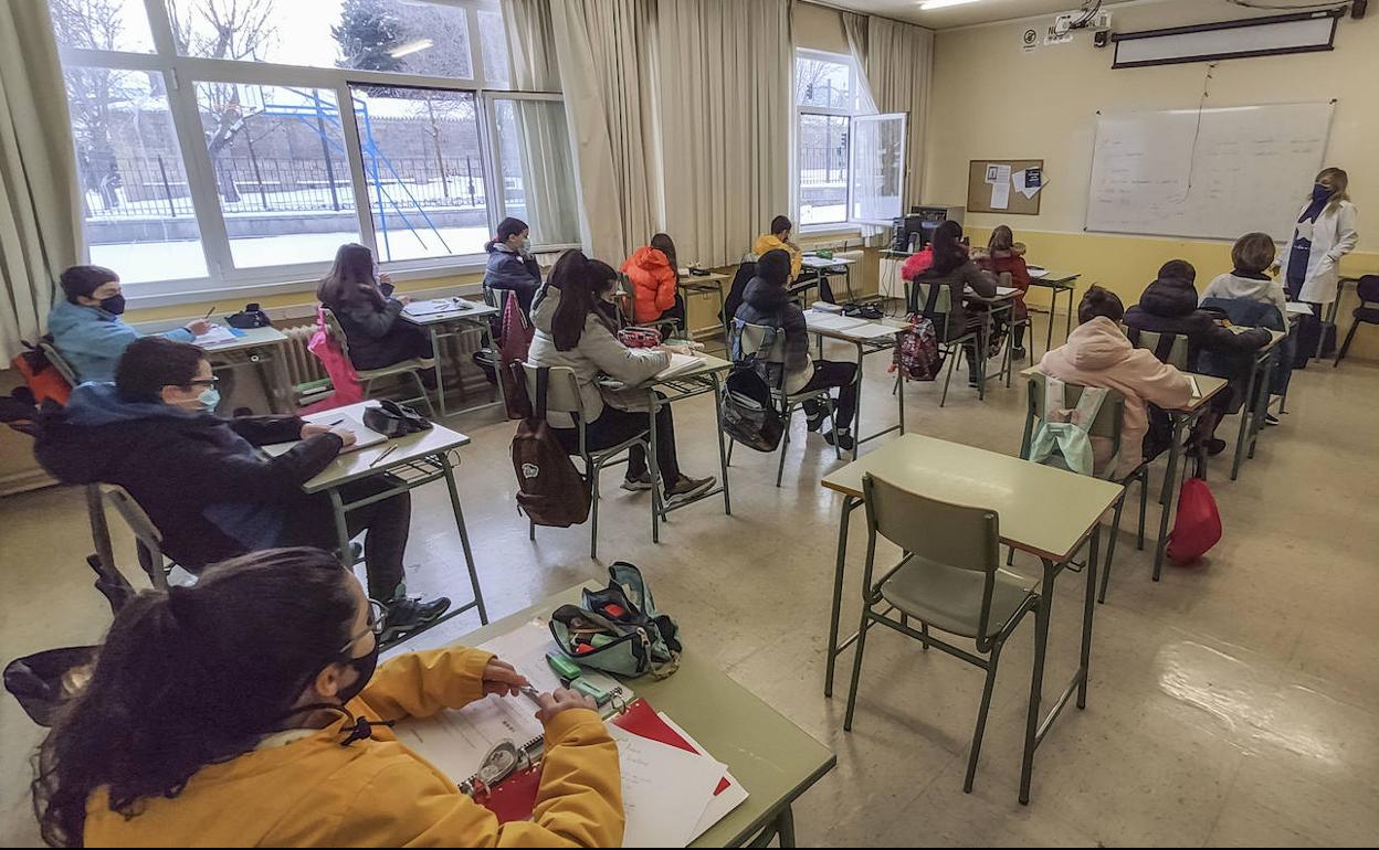 Una de las clases del IES Montesclaros, con las ventanas abiertas.