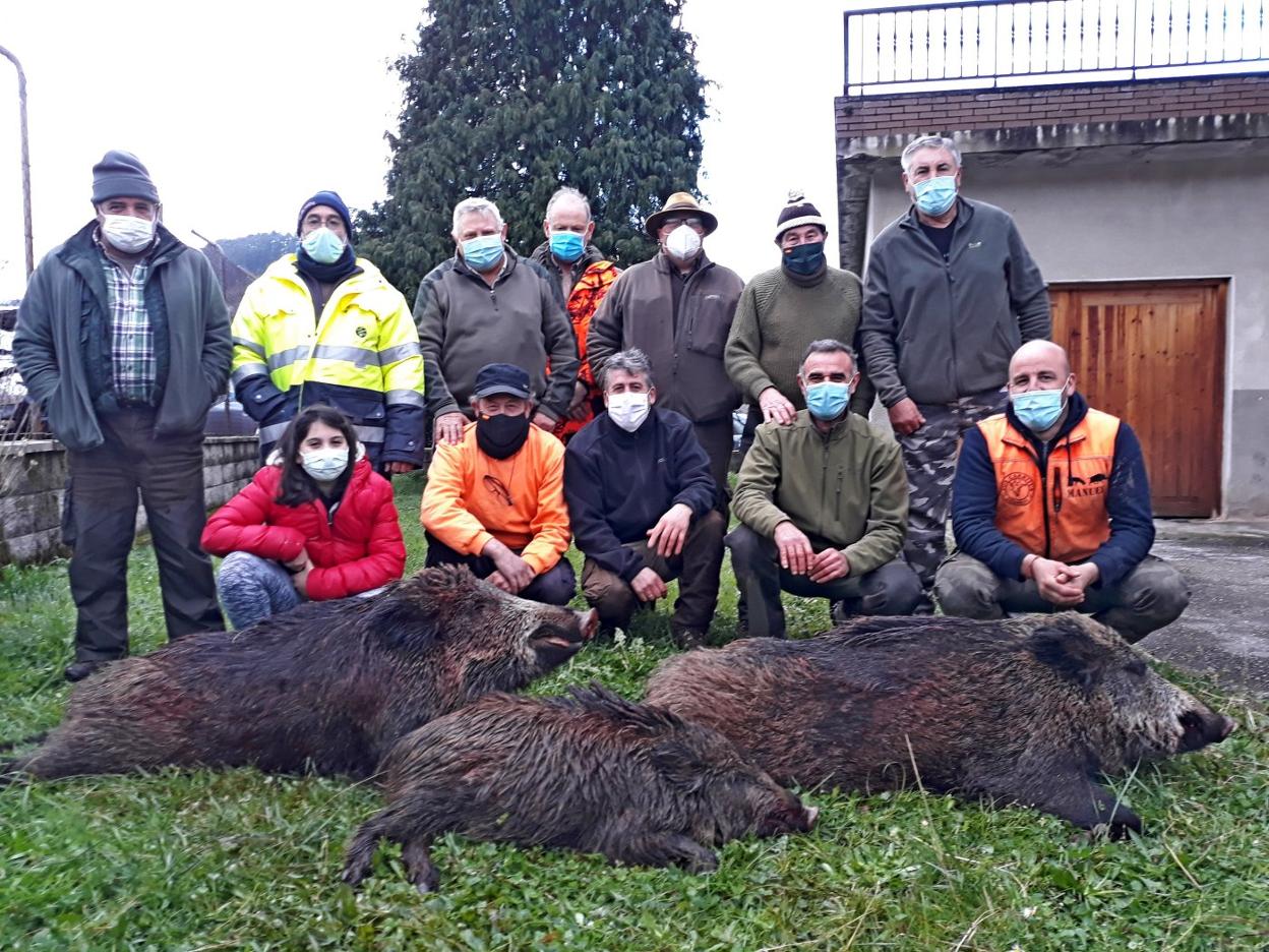 Miembros de la cuadrilla del coto de Viérnoles, con los tres jabalíes abatidos el pasado domingo.