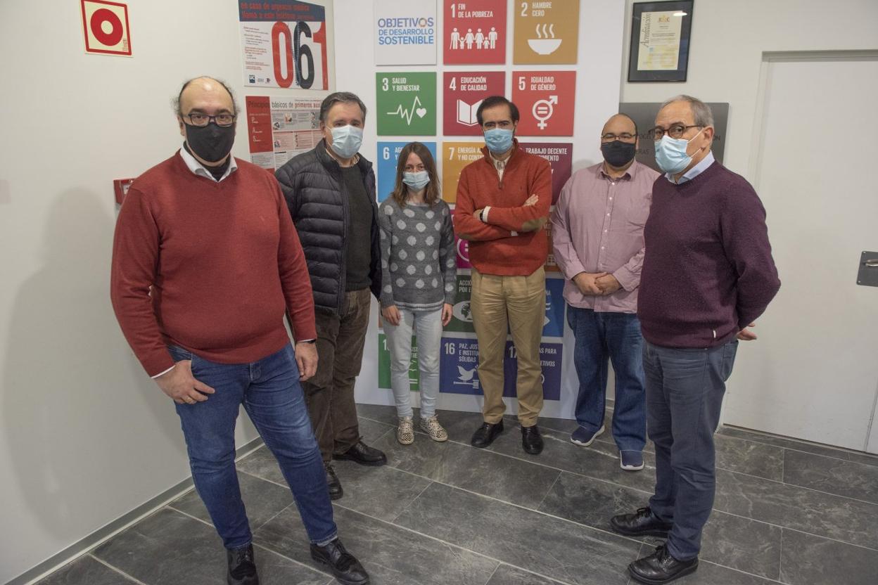 José Antonio Juanes, a la derecha, posa junto a otros investigadores del IH que han participado en el plan, la semana pasada. 