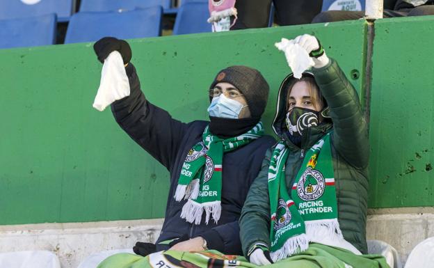 El público despidió con reproches a los jugadores racinguistas el pasado domingo, en los Campos de Sport.