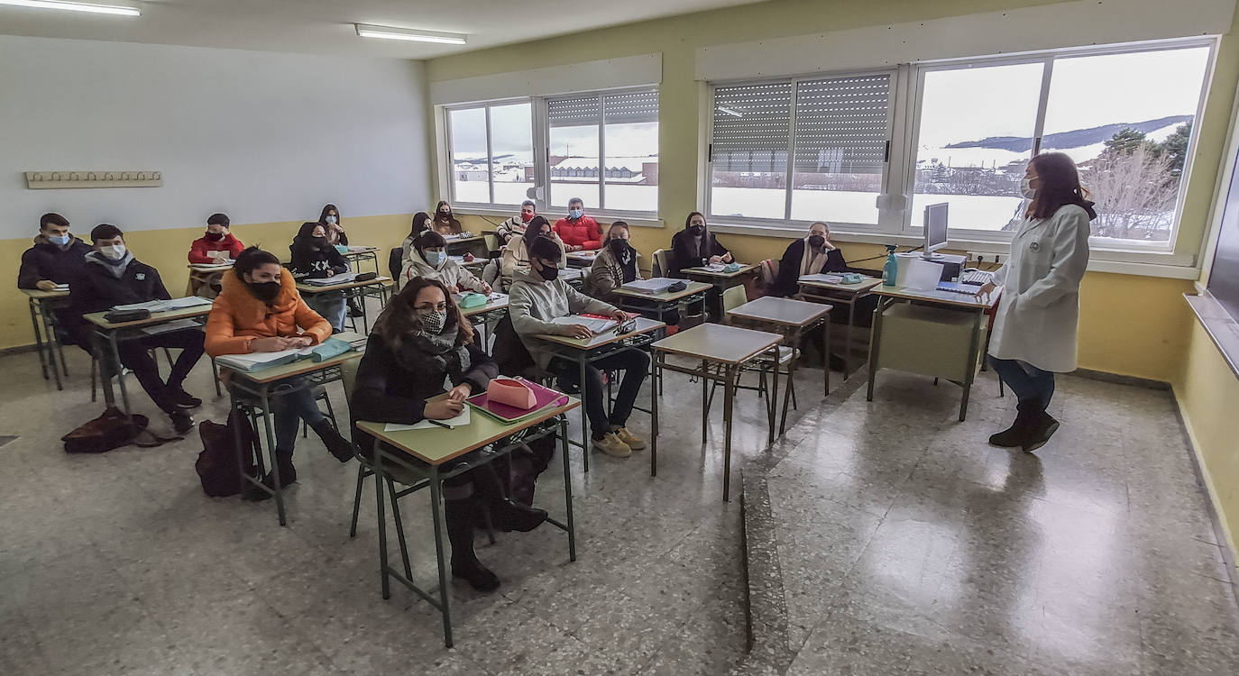 Más de 200 estudiantes del IES Montesclaros no han acudido al centro por problemas de transporte y una avería en la calefacción