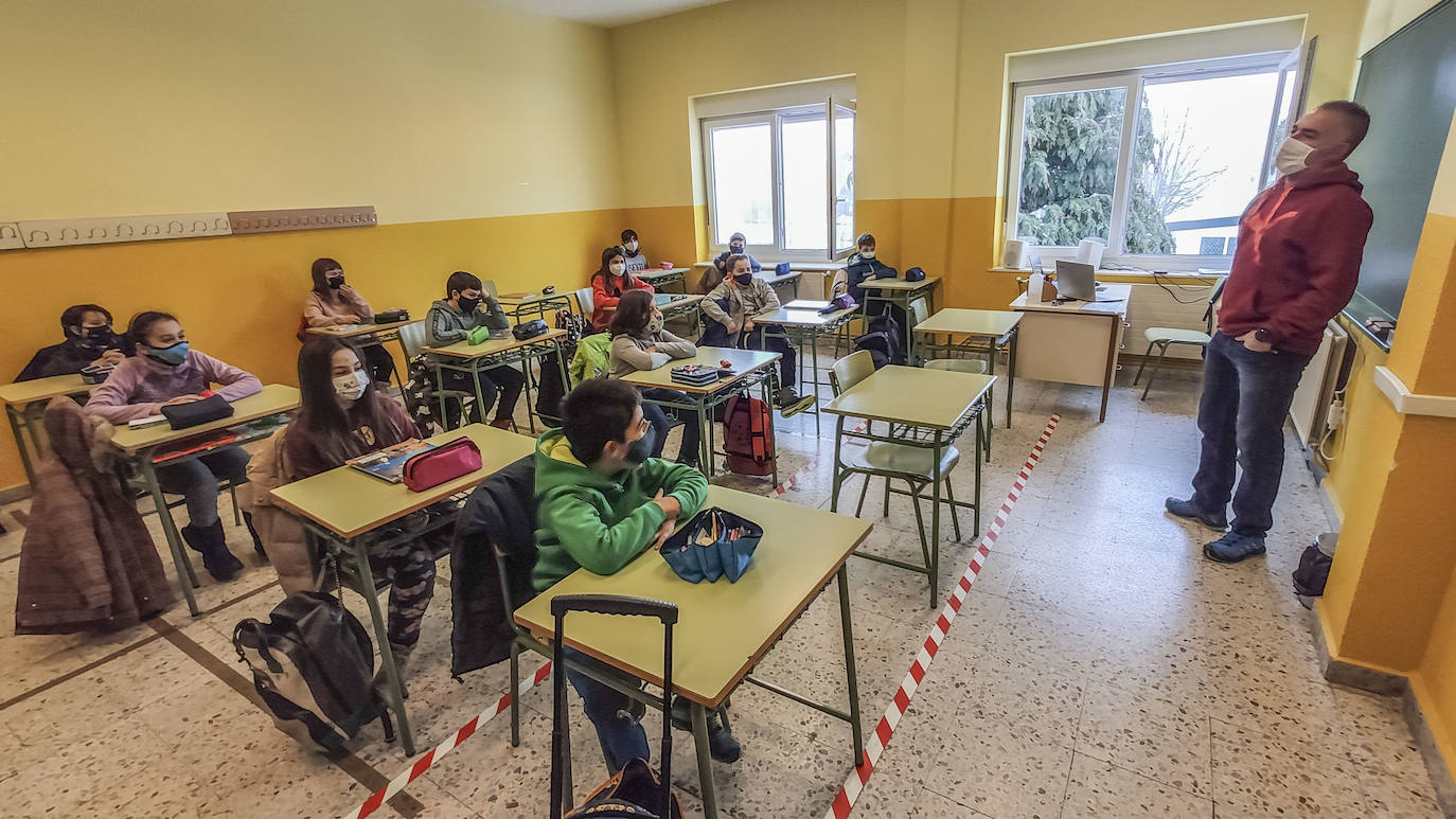 Más de 200 estudiantes del IES Montesclaros no han acudido al centro por problemas de transporte y una avería en la calefacción