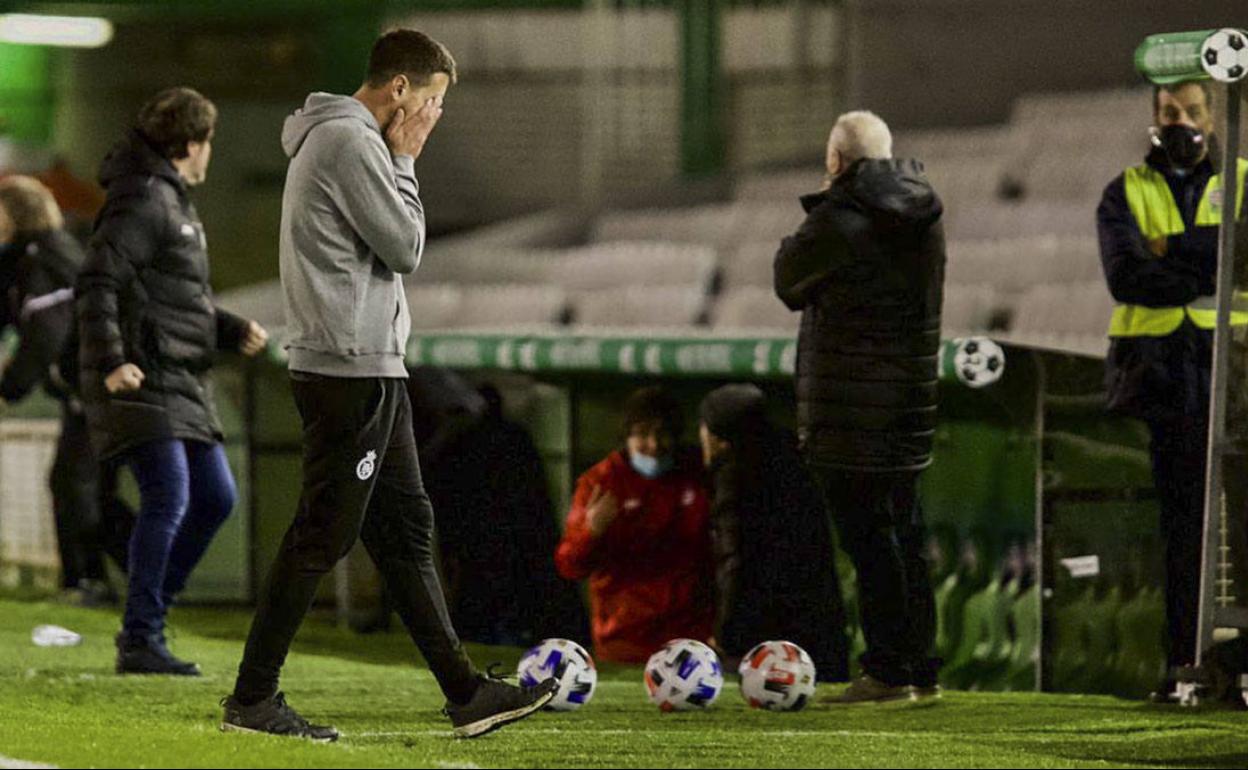 Solabarrieta se lamenta durante el partido ante el Real Unión.