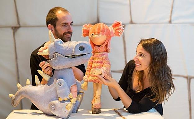 Sencilla y poética. 'Mario el dinosaurio' es un espectáculo de títeres para niños a partir de dos años. 