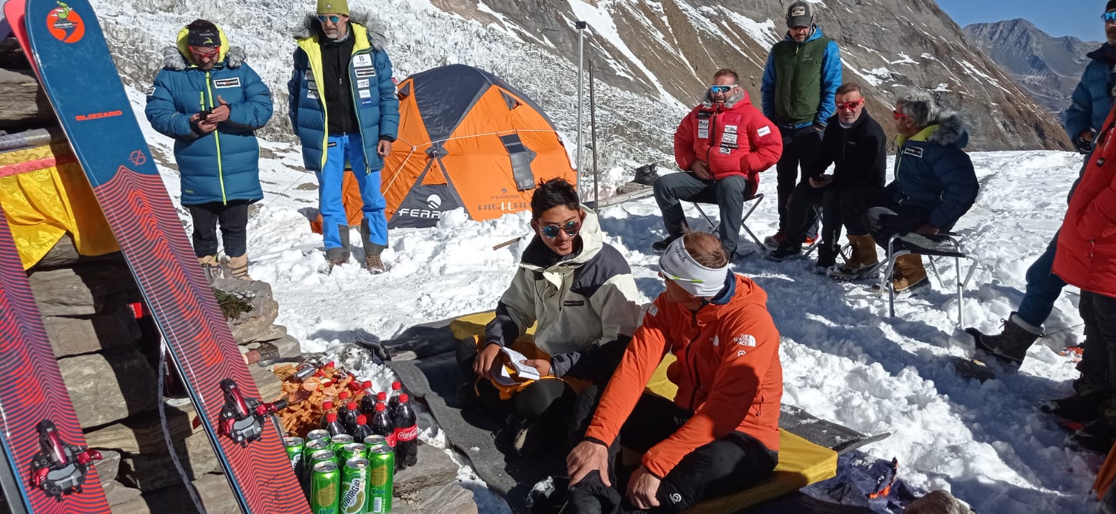 Fotos: El ritual budista de Txikon y su expedición para que la montaña les ayude en su ascensión al Manaslu y vuelvan