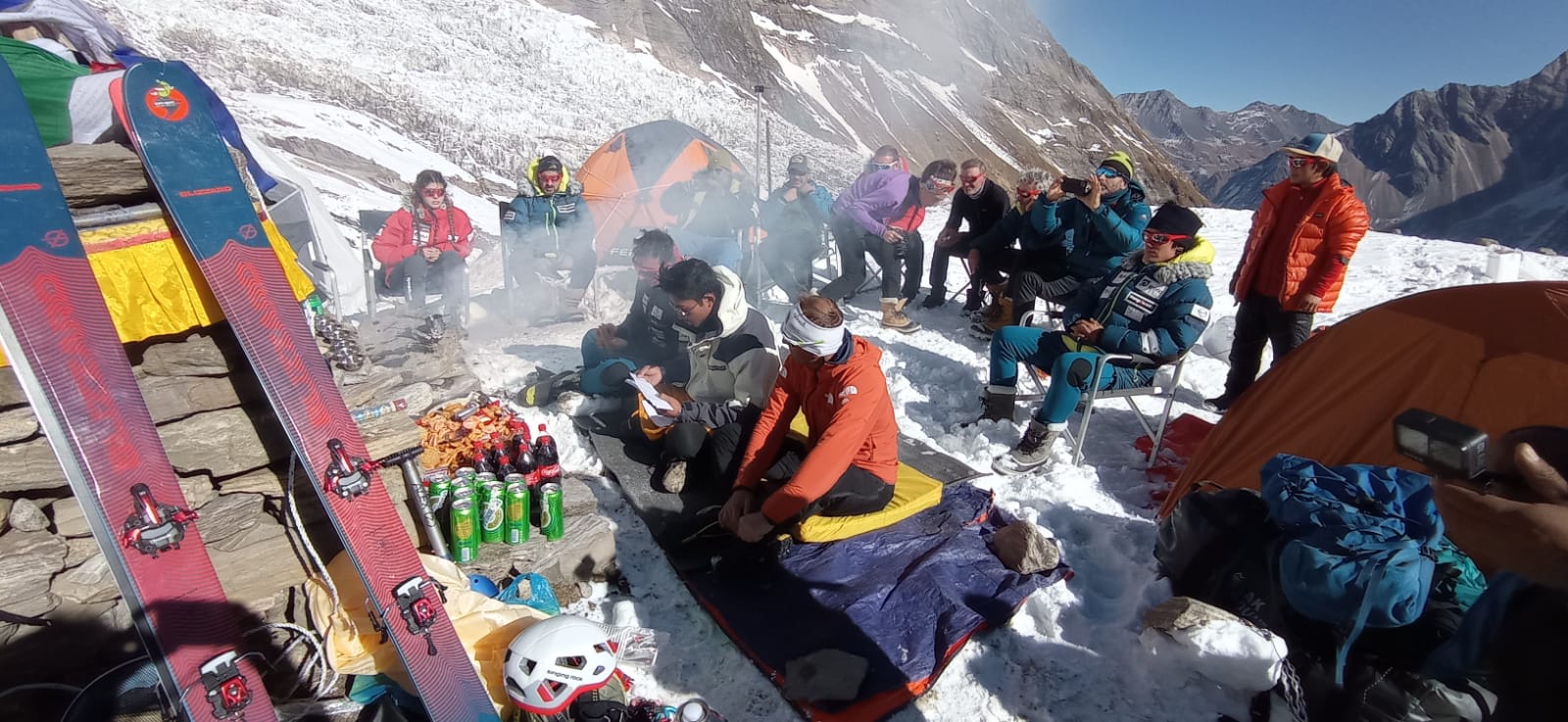 Fotos: El ritual budista de Txikon y su expedición para que la montaña les ayude en su ascensión al Manaslu y vuelvan