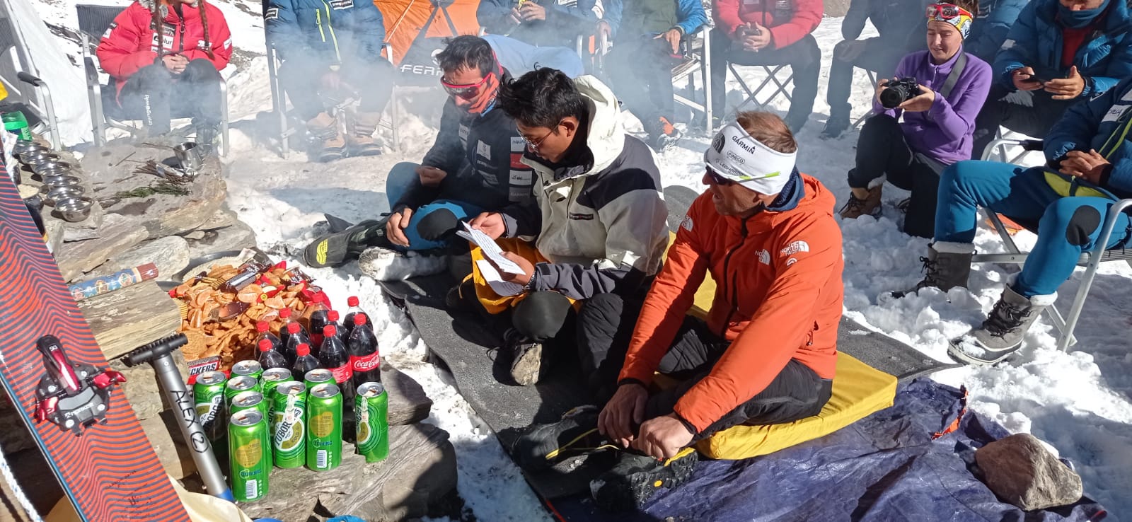 Fotos: El ritual budista de Txikon y su expedición para que la montaña les ayude en su ascensión al Manaslu y vuelvan