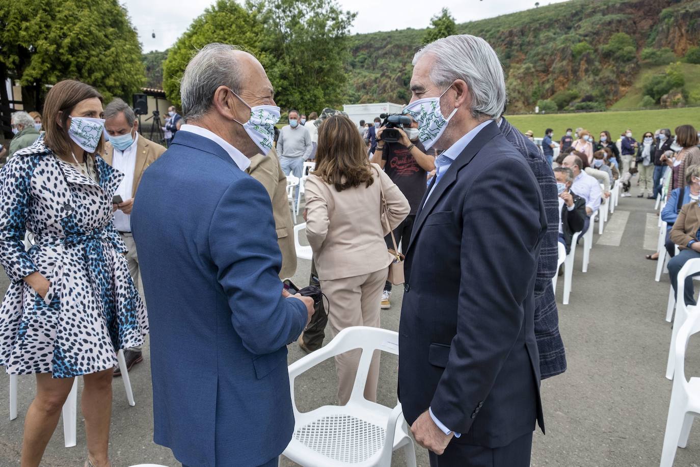  José Joaquín Martínez Sieso y Javier López Marcano durante uno de los actos del 30 aniversario del Parque de la Naturaleza de Nabarceno. 