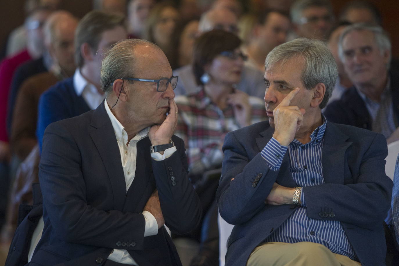  Francisco Javier López Marcano (I) conversa con Rafael de la Sierra durante la Asamblea de Dirigentes del PRC, en Puente Viesgo. 