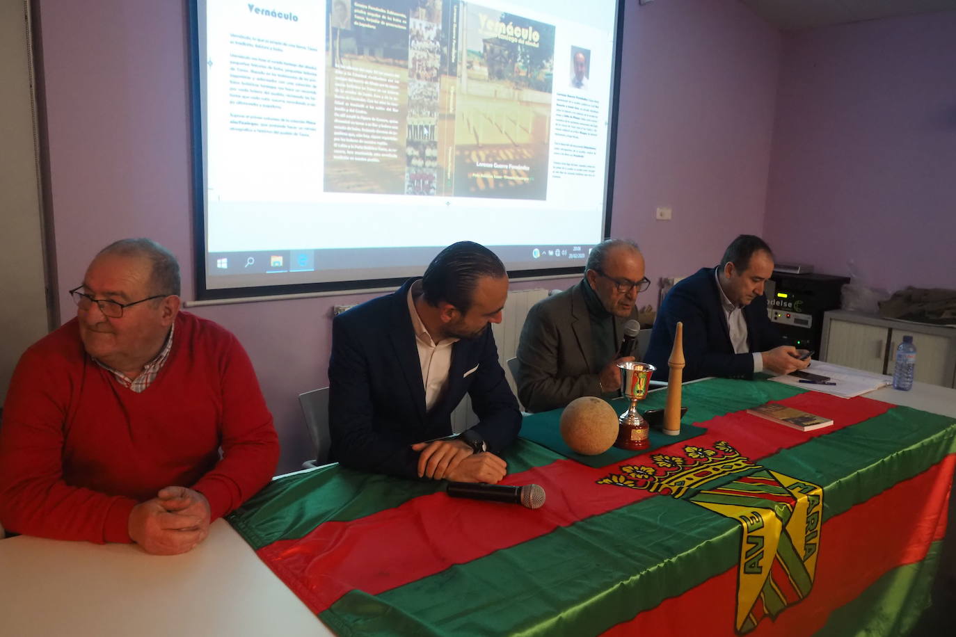  Javier López Estrada, Javier López Marcano y Nel González en la presentación de una competición de bolos. 