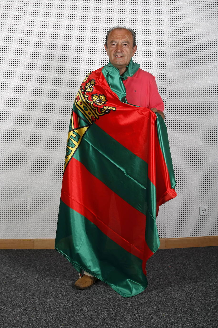  Francisco Javier López Marcano con la bandera de Torrelavega con motivo de las Fiestas de la Virgen Grande. 