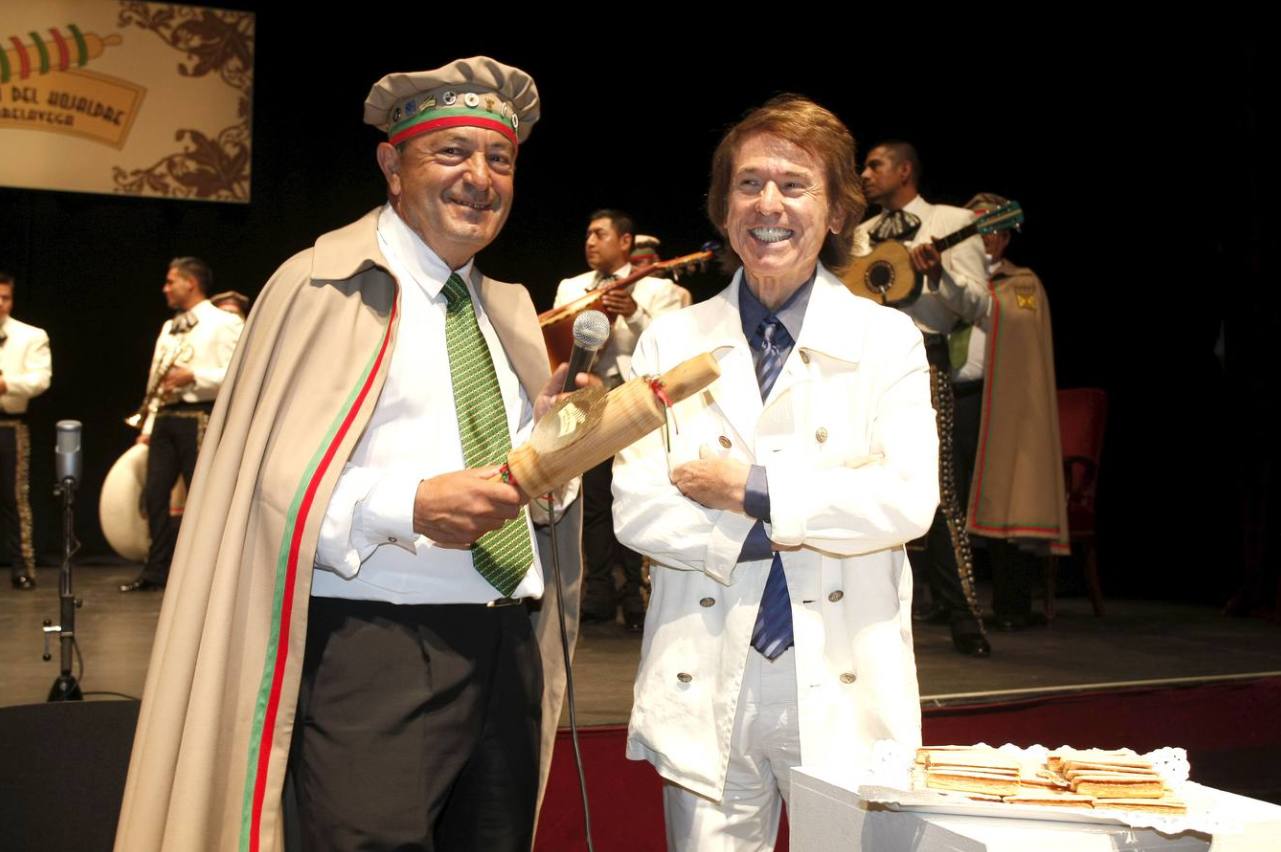 López Marcano, junto al cantante Raphael.