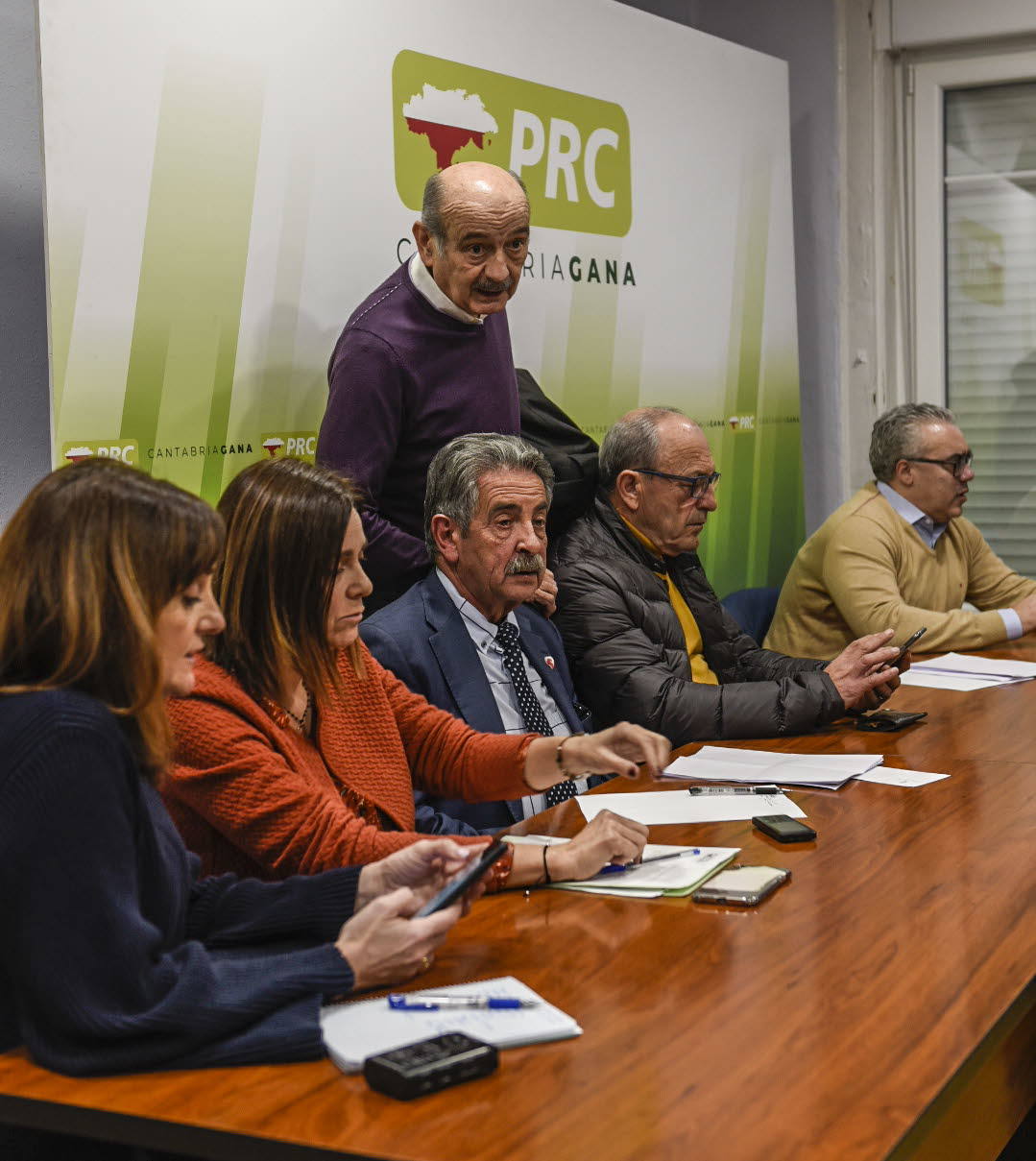 El PRC retira su apoyo a Pedro Sánchez tras conocer el acuerdo entre PSOE y ERC. Paula Fernández, José María Mazón, Miguel Ángel Revilla y López Marcano examinan el acuerdo firmado por el PSOE y Esquerra Republicana de Cataluña.