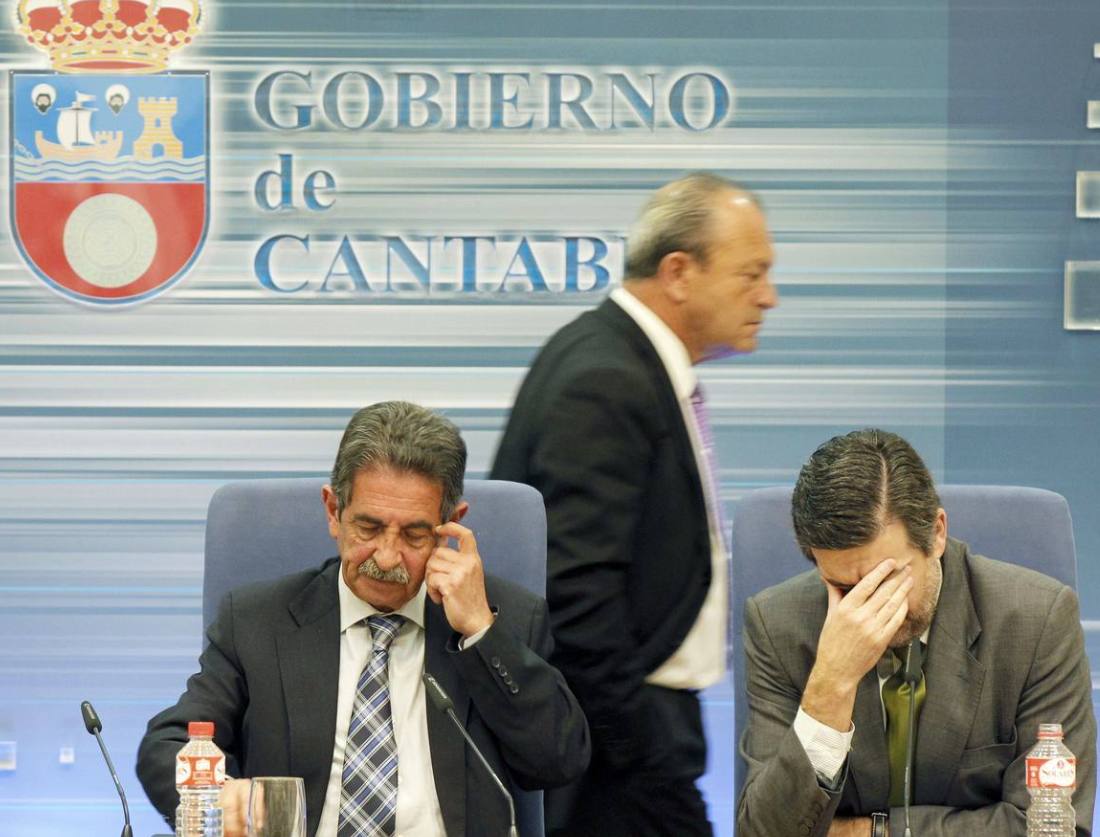 El presidente de Cantabria, Miguel Angel Revilla (i), el consejero de Economía, Angel Agudo (d), y el consejero de Cultura, Deporte y Turismo, Francisco Javier López Marcano, durante la rueda de prensa que ofrecieron para explicar la actuación del Ejecutivo regional en la operación de compraventa del Racing de Santander por parte del empresario indio Ahsan Ali Syed.