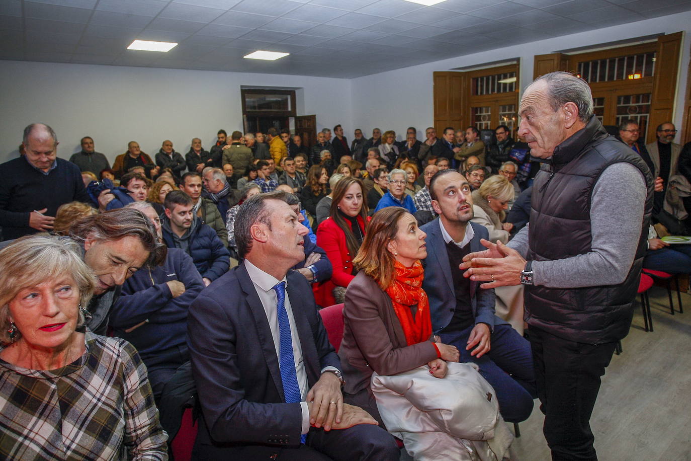 Asamblea del comité local del PRC. López Marcano conversa con su hijo y otros militantes del PRC durante la asamblea en La Llama. 