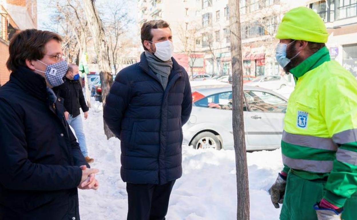 El líder del PP, Pablo Casado (c), y el alcalde de Madrid, José Luis Martínez-Almeida (i), visitan este miércoles el centro de control de la Empresa Municipal de Transportes de Madrid 