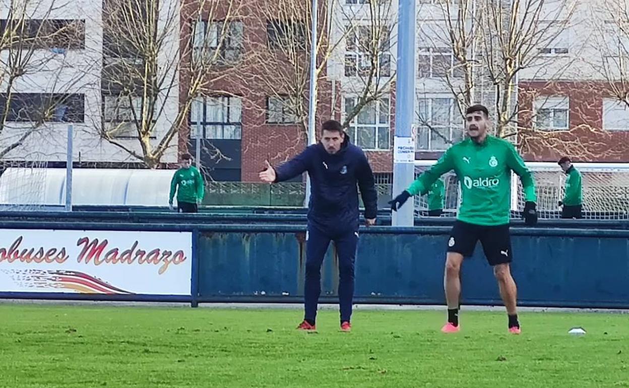 Solabarrieta, dando órdenes en el breve entrenamiento de esta mañana.