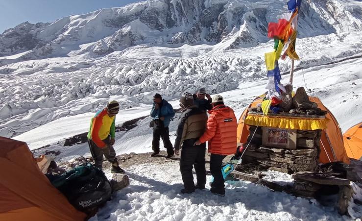 El ritual budista de Txikon y su expedición para que la montaña les ayude en su ascensión al Manaslu y vuelvan