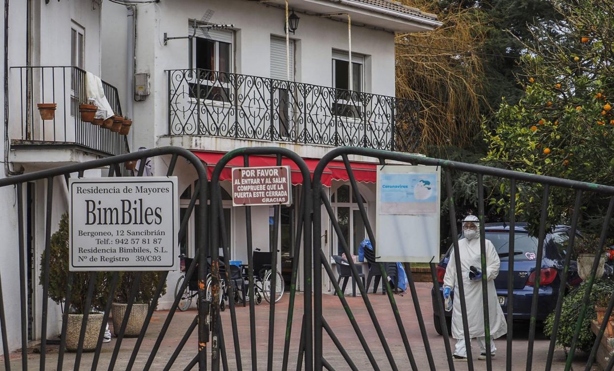 Imagen de ayer de la residencia Bimbiles de Sancibrián, la única que en estos momentos tiene en su interior enfermos covid. 