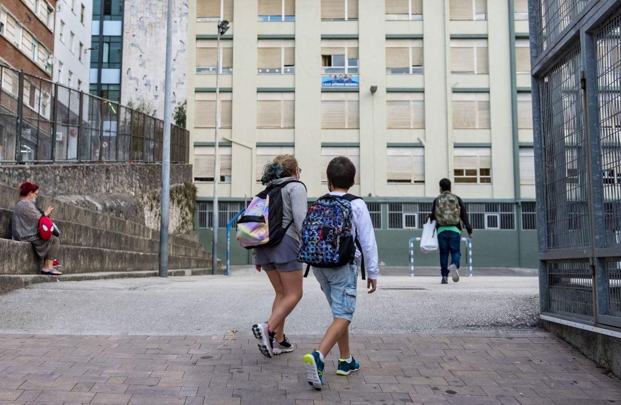 Alumnos accediendo al Colegio Magallanes, en Santander. 